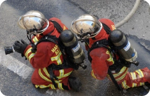 Des pompiers volontaires luttent contre un incendie assurance pompier