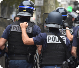 Des agents de la police nationale maintiennent l'ordre dans une manifestation