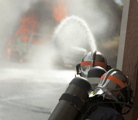 Des sapeurs-pompiers volontaires luttent contre l'incendie d'une voiture