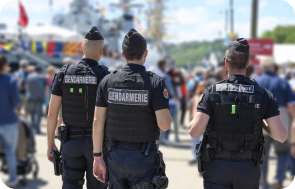 Des gendarmes en faction pendant un festival assurance gendarme