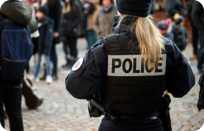 Une policière mobilisée pendant une manifestation assurance policier