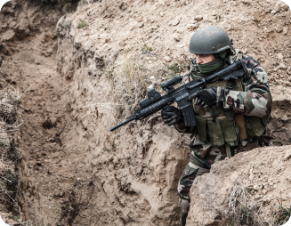 Un militaire en opération extérieure OPEX dans une tranchée