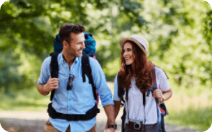 Un couple se promenant dans la forêt