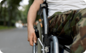 Un militaire en chaise roulante