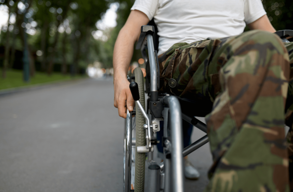 Un militaire en fauteuil roulant après une mission d'opération extérieure assurance accident de la vie