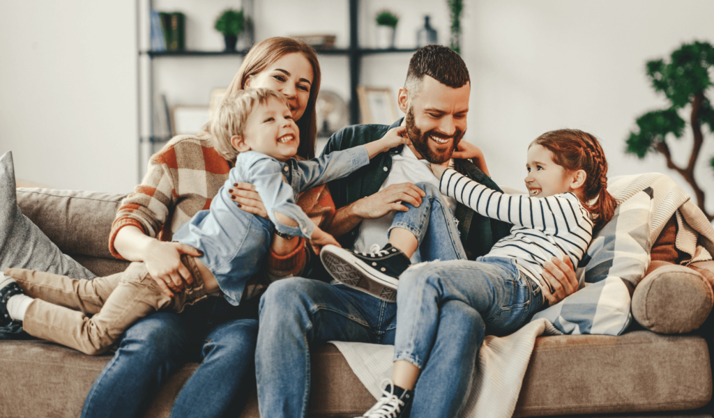 Un couple profite d'un moment avec leurs enfants pendant le week-end assurance enfant