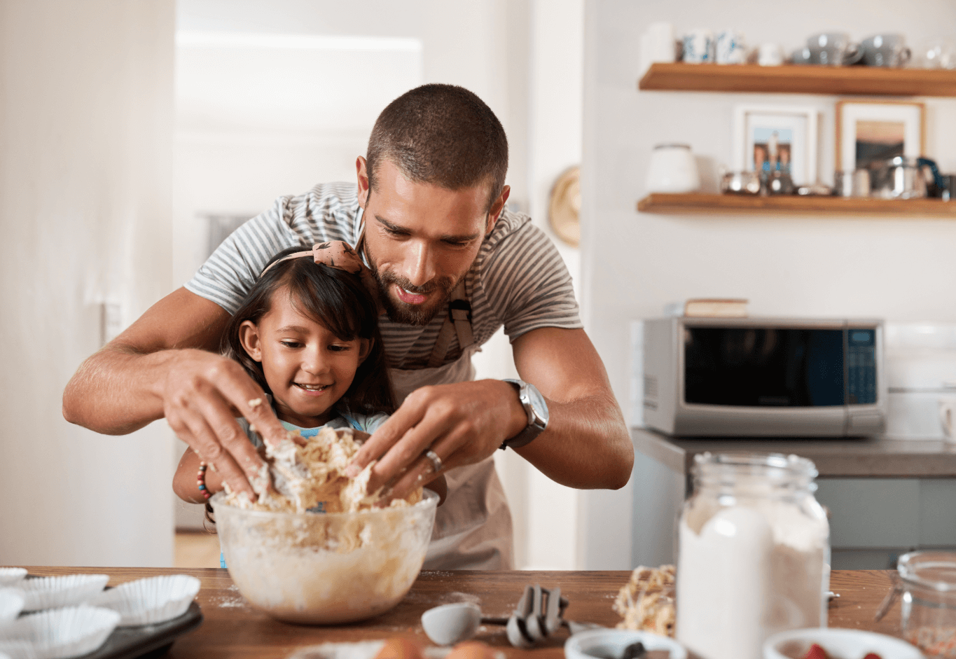 Une fillette apprend à faire de la cuisine pendant ses activités extrascolaires