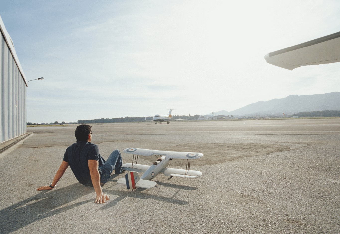 Un aéromodéliste se détend après un vol et réfléchit à ses placements d'assurance-vie