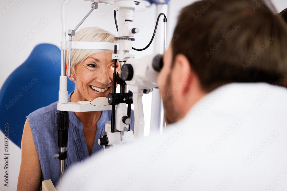 Une jeune femme profite de sa complémentaire santé pour changer de paire de lunettes