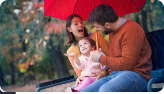 Une famille profite d'une sortie en plein air grâce à sa prévoyance individuelle