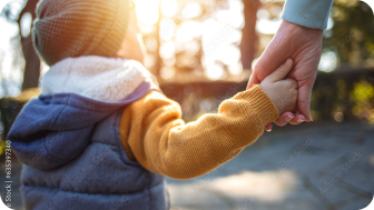 Un enfant se promène avec son parent en toute tranquillité grâce à sa prévoyance enfant