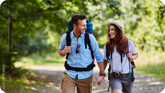 Un couple de randonneurs profite de leurs vacances grâce à leur assurance-vie