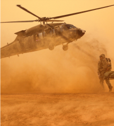 Des militaires évacuent par hélicoptère un blessé sur un brancard