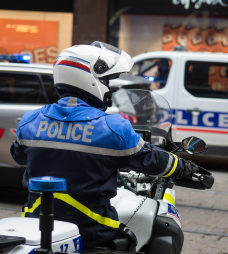 Un motard des forces de police en mission de maintien de l'ordre