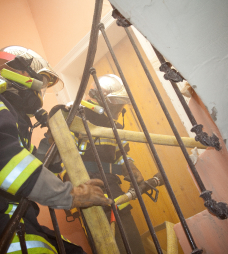 Des sapeurs-pompiers volontaires interviennent dans un bâtiment en feu