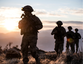 Des militaires en poste d'observation sur le terrain assurance militaire