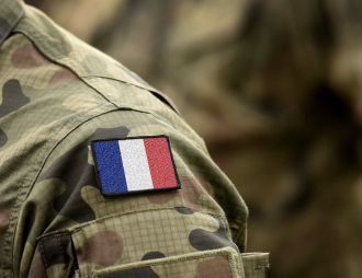 Un écusson du drapeau français sur un treillis de militaire