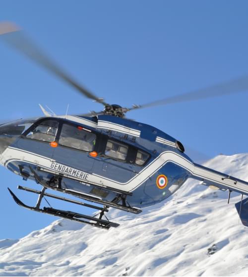 Un hélicoptère de la gendarmerie survole une montagne