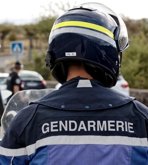 Un motard de la gendarmerie nationale prêt à partir en intervention assurance gendarme