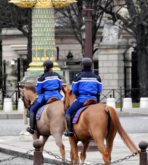 Deux cavaliers de la gendarmerie patrouillent dans les rues de Paris