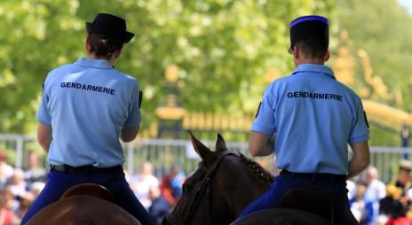 Deux cavaliers de la garde républicaine en opérations intérieures (OPINT)