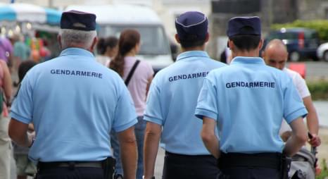 Trois gendarmes patrouillent et discutent de comment bien préparer sa retraite