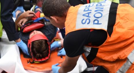 Un gendarme blessé se fait évacuer en civière grâce à l'assistance de son contrat