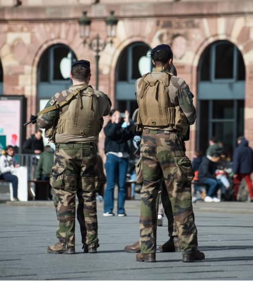 Trois réservistes de l'armée de terre renforcent le dispositif de surveillance devant une gare assurance réserviste