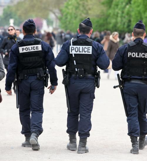 Deux réservistes de la police nationale assurent la protection des civils dans un parc