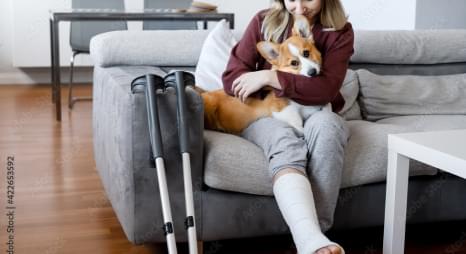 Une jeune femme à la jambe cassée profite de ses indemnités grâce à sa prévoyance individuelle