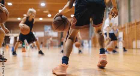 Des enfants jouant au basket profitent de leur activité grâce à leur assurance scolaire et extrascolaire