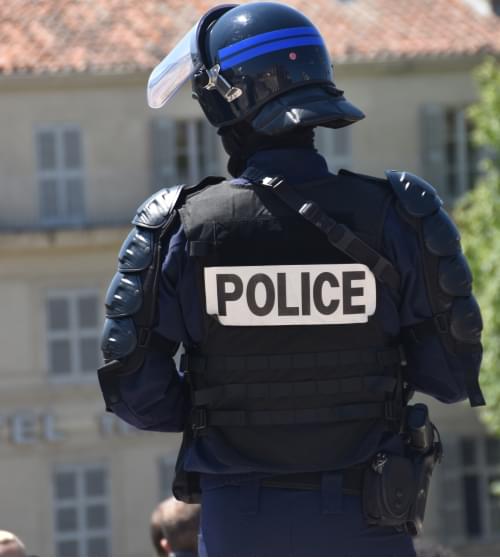 Un policier protège la place d'un village depuis un toit assurance policier