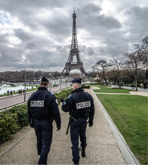 Deux membres de la police nationale assurent la sécurité aux abords de la tour Eiffel prévoyance police