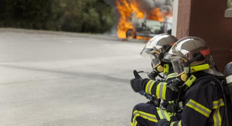 Deux pompiers volontaires combattent le feu en sachant qu'ils sont couverts par leur prévoyance individuelle